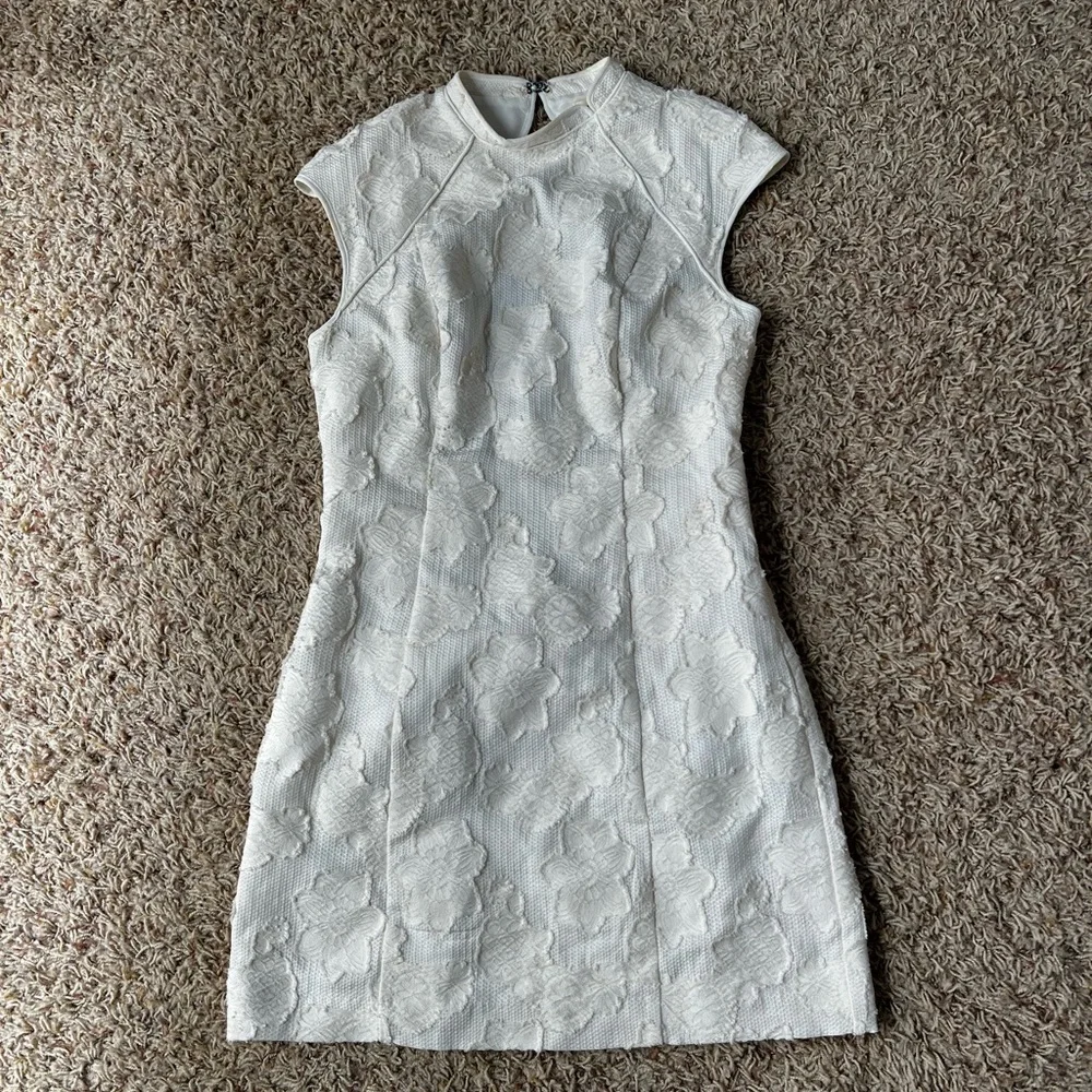 White lace dress - Picture 1 of 5